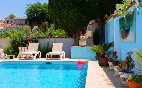 Sandra: Acqua, Pianta, Proprietà, Blu, Piscina, Azzurro, Vaso Di Fiori, Mobili Da Esterno, Sedia, Albero