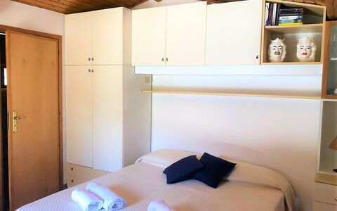 Casa Sally: Mobilia, Camera Da Letto, Letto, Interior Design, Legna, Pavimentazione, Pavimento, Lenzuolo, Camera, Bedding