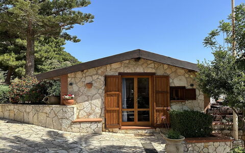 Casa Sally: Porta, Roccia, Villetta, Muro ​​Di Pietra, Giardino, Shade, Edifici Giardino, Landscaping, Estate, Cortile