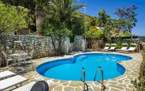 Casa Sally: Blu, Piscina, Mobili Da Esterno, Ricorrere, Mobilia, Eco Hotel, Flagstone, Shade, Sedia, Tempo Libero