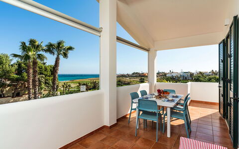 Ippocampo: Pavimento, Appartamento, Ricorrere, Sedia, Shade, Eco Hotel, Hotel, Balcone, Villa