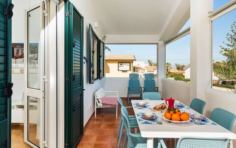 Ippocampo: Porta, Sedia, Appartamento, Mobili Da Esterno, Shade, Balcone, Tenda, Pianta Della Casa, Tavolo Esterno, Cucina & Sala Da Pranzo Tavolo