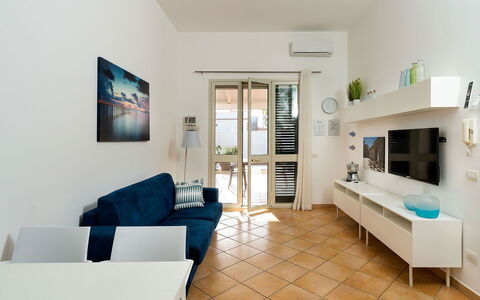 Kalimba: Mobilia, Interior Design, Pavimentazione, Pavimento, Legna, Soffitto, Divano, Camera, Soggiorno, Appartamento