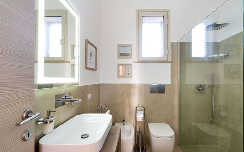 Kalimba: Bagno, Pavimentazione, Interior Design, Idraulico Fixture, Parete, Pavimento, Lavello, Lavandino Del Bagno, Gabinetto, Rubinetto