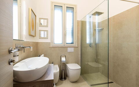 Ninfa: Bagno, Pavimentazione, Idraulico Fixture, Interior Design, Pavimento, Gabinetto, Toilet Seat, Parete, Lavandino Del Bagno, Lavello