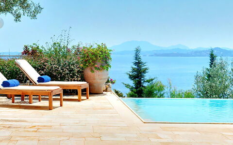 Red Villa: Piscina, Pavimentazione, Ricorrere, Mobili Da Esterno, Pavimento, Shade, Vaso Di Fiori, Flagstone, Ombrello, Eco Hotel