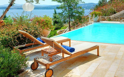 Red Villa: Mobilia, Mobili Da Esterno, Ombrello, Lettino, Piscina, Ricorrere, Sedia, Tempo Libero, Shade, Eco Hotel