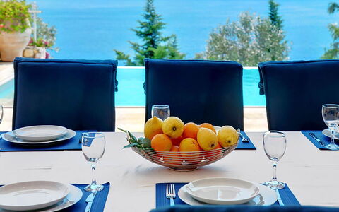 Red Villa: Mobilia, Blu, Tavola, Tavolo, Sedia, Serveware, Mare, Interior Design, Cucina & Sala Da Pranzo Tavolo, Ristorante