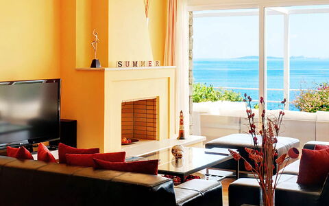 Red Villa: Mobilia, Interior Design, Arancia, Soggiorno, Illuminazione, Divano, Camera, Tavolo, Pavimento, Appartamento