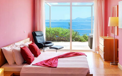 Red Villa: Mobilia, Interior Design, Camera Da Letto, Letto, Tessile, Pavimento, Camera, Pavimentazione, Casa, Lenzuolo