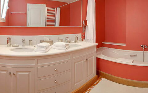 Villa Aspro: Idraulico Fixture, Bagno, Rosso, Parete, Interior Design, Pavimentazione, Lavandino Del Bagno, Mobiletto Del Bagno, Pavimento, Rubinetto