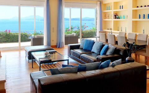 Villa Azzurra: Mobilia, Interior Design, Tavolo, Divano, Pavimentazione, Soffitto, Pavimento, Sedia, Camera, Soggiorno