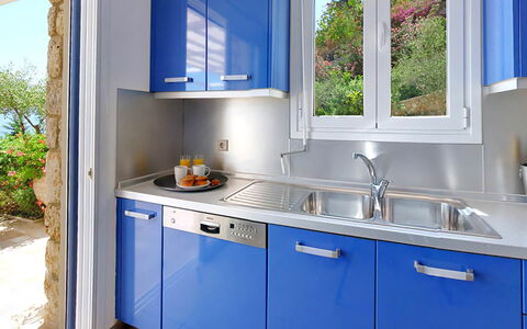 Villa Azzurra: Blu, Cucina, Elettrodomestico Da Cucina, Apparecchio Major, Lavandino Della Cucina, Controsoffitto, Lavello, Cabinetry, Idraulico Fixture, Casa