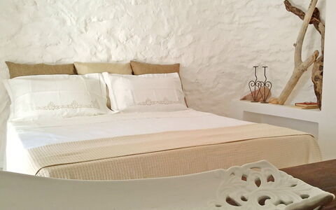 Villa la Rezza: Mobilia, Camera Da Letto, Letto, Biancheria, Bedding, Legna, Lenzuolo, Interior Design, Tessile, Camera