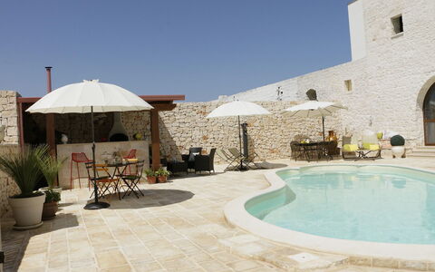 Masseria San Michele: Mobili Da Esterno, Flagstone, Piscina, Muro ​​Di Pietra, Ombrello, Ricorrere, Shade, Sedia, Calcestruzzo, Terrazza