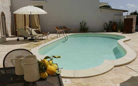 Masseria San Michele: Piscina, Mobili Da Esterno, Materiale Composito, Ricorrere, Ombrello, Sedia, Calcestruzzo, Flagstone, Shade, Lettino