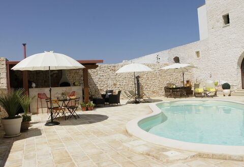 Masseria San Michele: Mobili Da Esterno, Flagstone, Piscina, Muro ​​Di Pietra, Ombrello, Ricorrere, Shade, Sedia, Calcestruzzo, Terrazza