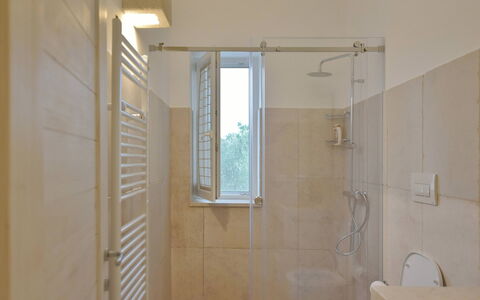 Masseria Ostuni: Parete, Idraulico Fixture, Pavimentazione, Pavimento, Bagno, Interior Design, Idraulico, Illuminazione, Soffione Doccia, Doccia