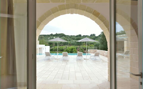 Masseria Ostuni: Piscina, Piastrella, Hacienda