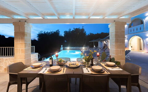 Masseria Ostuni: Mobilia, Sedia, Interior Design, Pavimentazione, Tavolo, Mobili Da Esterno, Cucina & Sala Da Pranzo Tavolo, Piscina, Soffitto, Ricorrere