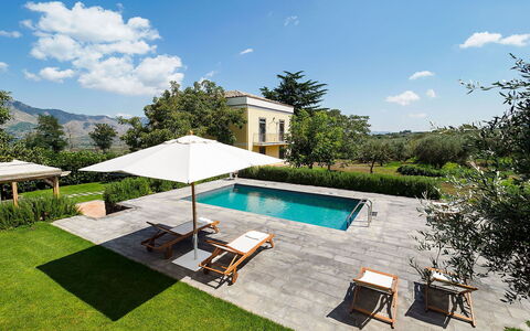 Villa Alcantara: Piscina, Casa, Giardino, Estate, Prato, Ricorrere, Landscaping, Agriturismo, Backyard, Cortile