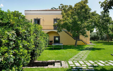 Villa Alcantara: Giardino, Prato, Shade, Estate, Hacienda, Cortile, Backyard, Landscaping, Cortile, Villa