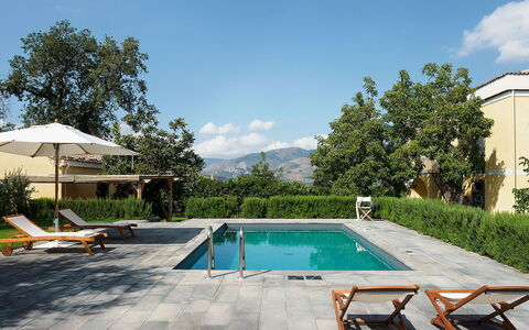 Villa Alcantara: Piscina, Mobili Da Esterno, Mobilia, Ombrello, Ricorrere, Lettino, Shade, Sedia, Eco Hotel, Catena Montuosa