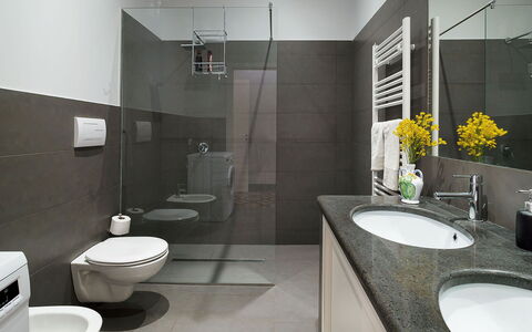 Villa Alcantara: Bagno, Interior Design, Idraulico Fixture, Pavimentazione, Parete, Pavimento, Lavello, Gabinetto, Lavandino Del Bagno, Toilet Seat