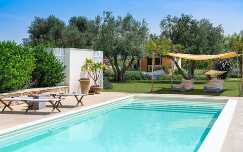 Villa Orangella: Piscina, Ricorrere, Materiale Composito, Vaso Di Fiori, Mobili Da Esterno, Eco Hotel, Shade, Giardino, Pianta Della Casa, Hacienda