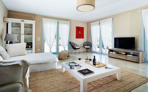 Villa Orangella: Mobilia, Interior Design, Pavimentazione, Pavimento, Divano, Camera, Soggiorno, Legna, Soffitto, Tavolo