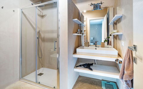 Villa Orangella: Pavimentazione, Pavimento, Idraulico Fixture, Interior Design, Bagno, Idraulico, Soffitto, Rubinetto, Camera, Lavello