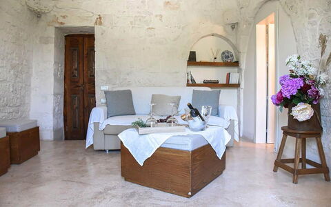 Trulli Martina: Mobilia, Parete, Pavimentazione, Interior Design, Pavimento, Camera, Sedia, Tavolo, Soggiorno, Divano