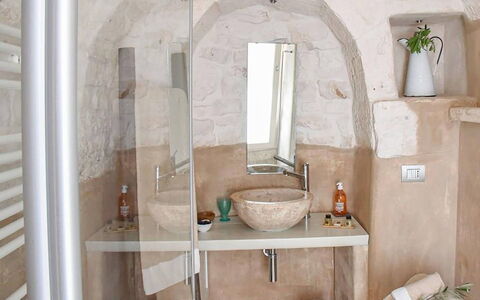 Trulli Martina: Parete, Interior Design, Camera, Idraulico Fixture, Soffitto, Lampada, Lavello, Materiali Naturali, Lavandino Del Bagno, Rubinetto