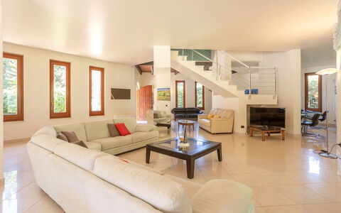 Villa Acquamarina: Interior Design, Mobilia, Pavimentazione, Divano, Pavimento, Soggiorno, Soffitto, Legna, Camera, Casa