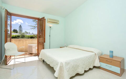 Villa Acquamarina: Interior Design, Parete, Pavimento, Pavimentazione, Letto, Legna, Mobilia, Camera Da Letto, Lenzuolo, Camera