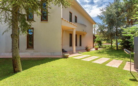 Villa Acquamarina: Costruzione, Casa, Zona Residenziale, Casa, Architettura, Arbusto, Prato, Porta, Giardino, Estate