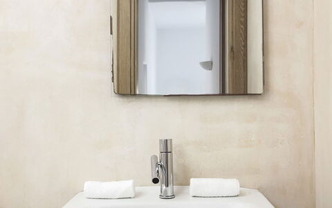 Soleil de Rehnia: Idraulico Fixture, Rubinetto, Interior Design, Bagno, Lavandino Del Bagno, Specchio, Idraulico, Lavello, Asciugamano