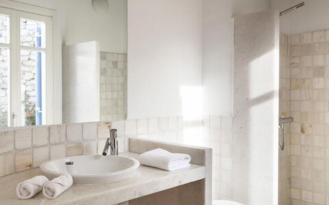 Villa Ipoliti: Parete, Pavimentazione, Idraulico Fixture, Interior Design, Pavimento, Bagno, Piastrella, Rubinetto, Idraulico
