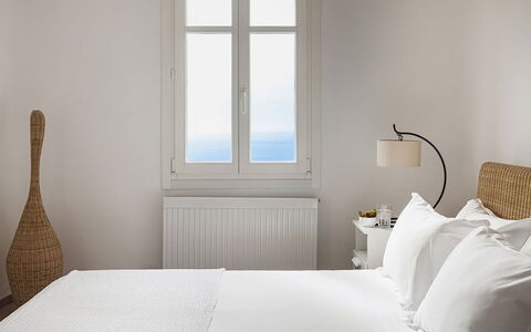 Villa Persephone: Camera Da Letto, Letto, Bedding, Mobilia, Lenzuolo, Biancheria, Interior Design, Tessile, Lancia Cuscino, Telaio Del Letto
