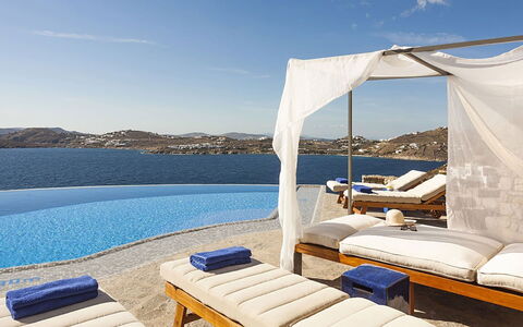 Villa Anassa: Blu, Mobili Da Esterno, Piscina, Ricorrere, Ombrello, Mare, Lettino, Tempo Libero, Shade, Sedia