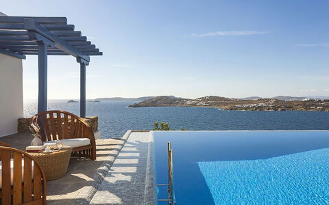 Villa Anassa: Blu, Acqua, Piscina, Mobili Da Esterno, Ricorrere, Mare, Lettino, Sedia, Shade, Villa
