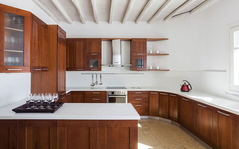 Villa Anassa: Cabinetry, Pavimentazione, Legna, Mobilia, Interior Design, Soffitto, Credenza, Controsoffitto, Cucina, Pavimento