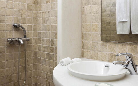 Villa Anassa: Bagno, Parete, Idraulico Fixture, Pavimentazione, Pavimento, Interior Design, Idraulico, Lavandino Del Bagno, Rubinetto, Lavello