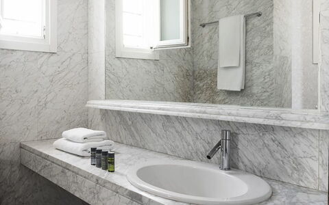 Villa Elpida: Parete, Idraulico Fixture, Interior Design, Pavimentazione, Bagno, Lavello, Rubinetto, Pavimento, Lavandino Del Bagno, Idraulico