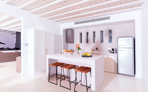Villa Ivory: Mobilia, Interior Design, Cucina, Pavimentazione, Legna, Controsoffitto, Soffitto, Pavimento, Casa, Elettrodomestico Da Cucina