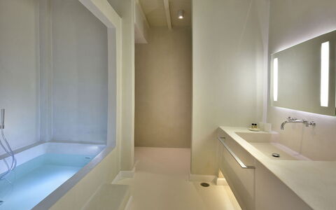 Villa Ivory: Bagno, Interior Design, Parete, Pavimentazione, Idraulico Fixture, Pavimento, Vasca Da Bagno, Soffitto, Rubinetto, Lavandino Del Bagno