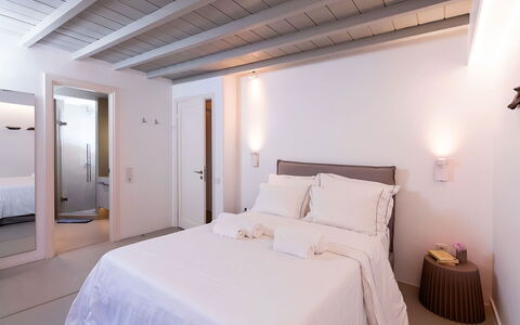 Villa Blue Moon: Interior Design, Letto, Camera Da Letto, Pavimentazione, Mobilia, Pavimento, Legna, Soffitto, Tessile, Lenzuolo