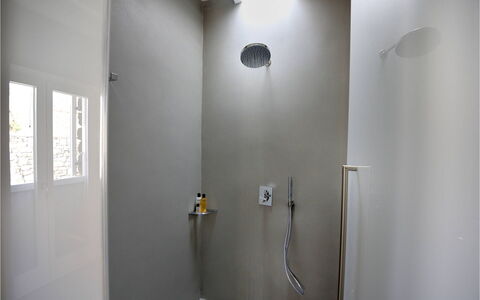 Villa Stardust: Parete, Idraulico Fixture, Bagno, Pavimentazione, Idraulico, Illuminazione, Soffitto, Interior Design, Pavimento, Lampada