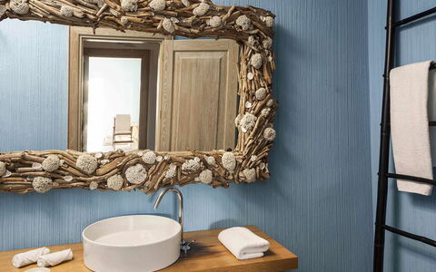 Villa Pinta: Specchio, Materiali Naturali, Idraulico Fixture, Rubinetto, Pianta Della Casa, Bagno, Still Life Fotografia, Asciugamano, Idraulico, Vaso Di Fiori