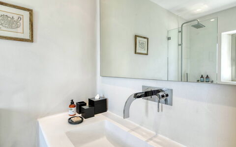 Villa Virgil: Bagno, Idraulico Fixture, Parete, Interior Design, Rubinetto, Specchio, Idraulico, Pavimentazione, Lavello, Illuminazione